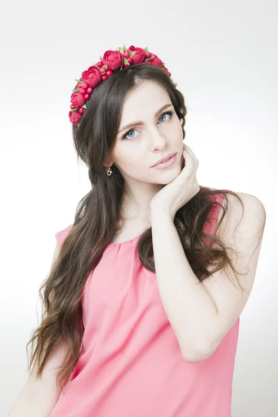 Jovem mulher bonita com coroa de flores na cabeça — Fotografia de Stock