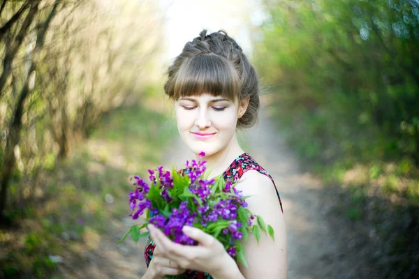 Mooie jonge vrouw — Stockfoto