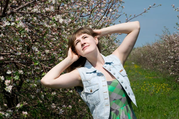 Jovem menina bonita na primavera florescendo jardins — Fotografia de Stock