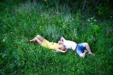 sevgi dolu iki yaz yeşil çim üzerinde yalan