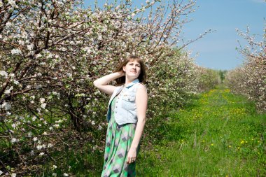 genç kız güzel bahar çiçek bahçeleri