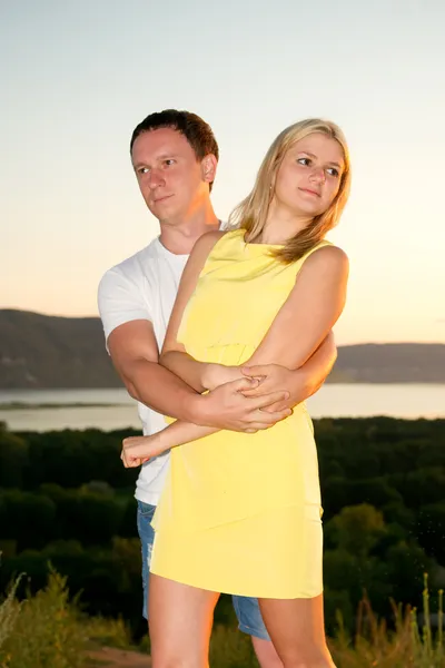 Pareja cariñosa al atardecer en verano — Foto de Stock