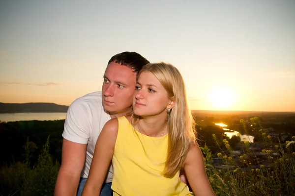 Älskande par vid solnedgången på sommaren — Stockfoto