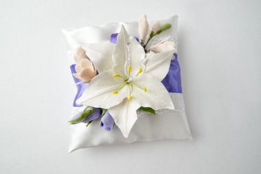 beyaz zemin üzerine çiçekli yastık