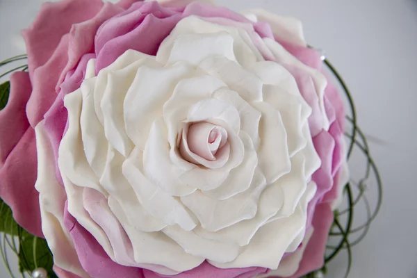 Kleurrijke boeket van bloemen op een witte achtergrond — Stockfoto