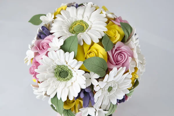Barevné kytice květů na bílém pozadí — Stock fotografie