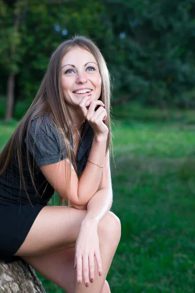 Feliz joven en el parque de verano — Foto de Stock