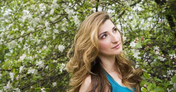 Krásná mladá dívka v jarní kvetoucí zahrady — Stock fotografie