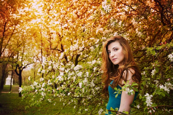 年轻漂亮的女孩，在春天盛开的花园 — 图库照片