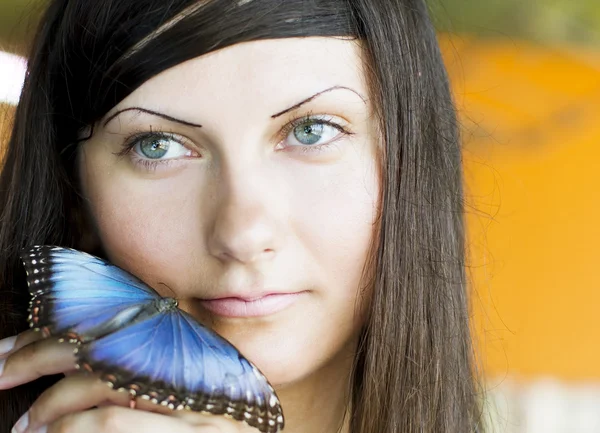 Portret van mooi meisje met vlinder in een kas — Stockfoto