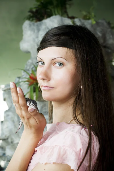 Retrato de menina bonita com lagarto em uma estufa — Fotografia de Stock