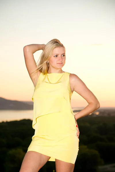 Feliz joven en un bosque de pinos en verano — Foto de Stock