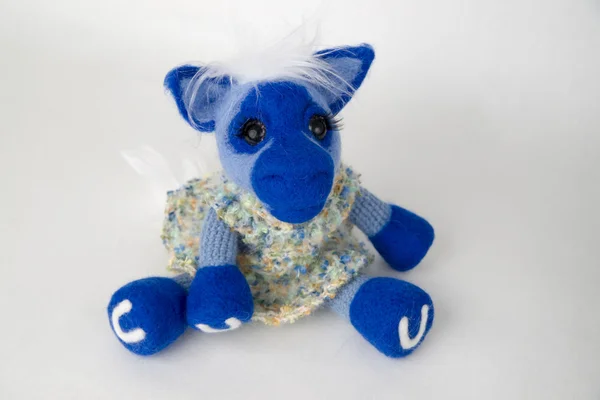 Brinquedo cavalo azul em um presente — Fotografia de Stock