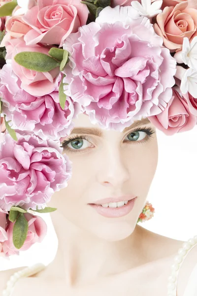 Retrato de una hermosa joven con flores —  Fotos de Stock