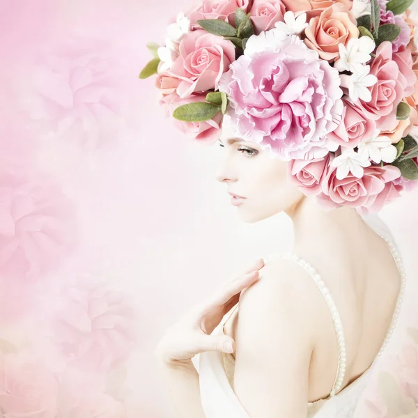 Portrait of beautiful young girl with flowers — Stock Photo, Image