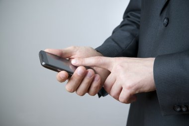 Akıllı telefon kullanan iş adamı