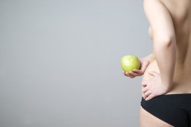 kadın vücudu ile yeşil elma