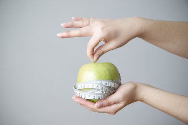 kadın ellerinde yeşil elma