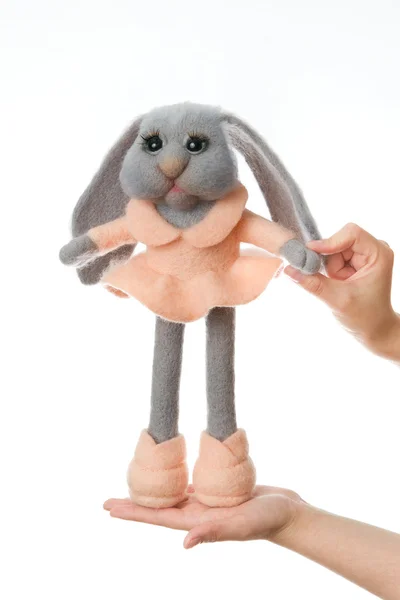 Coelhinho de brinquedo em um presente — Fotografia de Stock