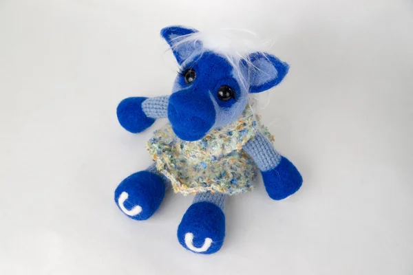 Brinquedo cavalo azul em um presente — Fotografia de Stock