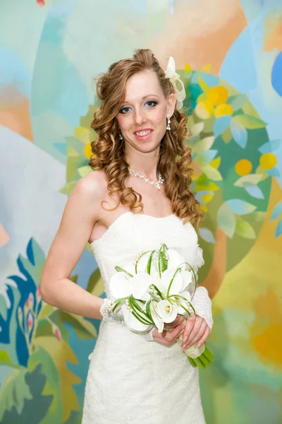 Beautiful bride with a bouquet of calla lilies — Stock Photo, Image