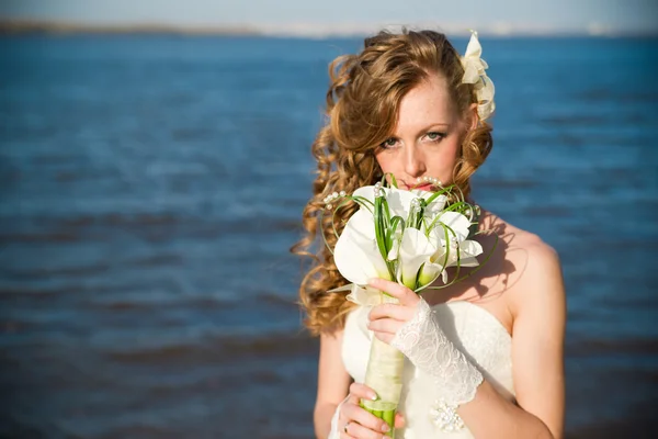 美丽的新娘，一束马蹄莲百合海岸的河 — 图库照片