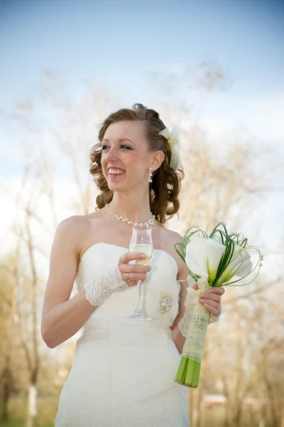 Krásná nevěsta s kytice kala lilie — Stock fotografie