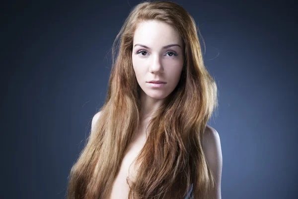 Peinado y maquillaje hermosa mujer — Foto de Stock