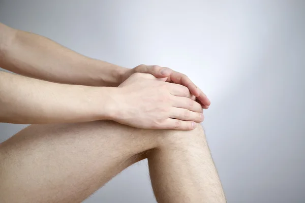 Боль в коленях у мужчин — стоковое фото