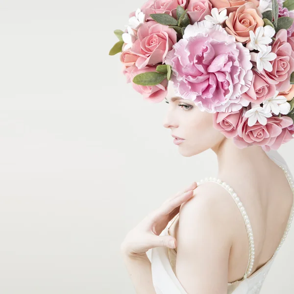 Portrait of beautiful young girl with flowers — Stock Photo, Image