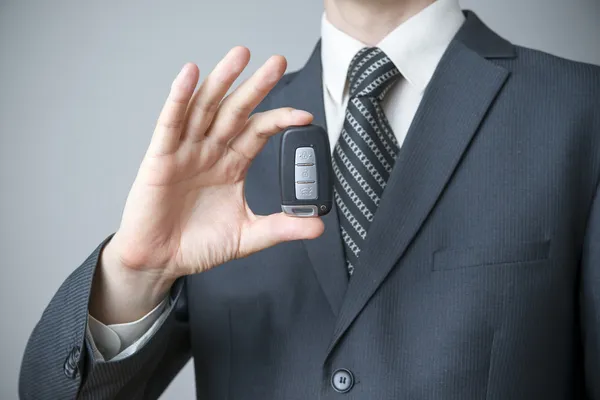 Empresario usando la llave del coche —  Fotos de Stock