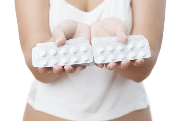 Pillen in Frauenhänden — Stockfoto