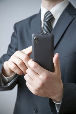 Akıllı telefon kullanan iş adamı