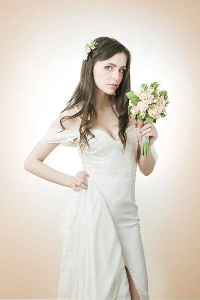 Hermosa novia con ramo de boda — Foto de Stock