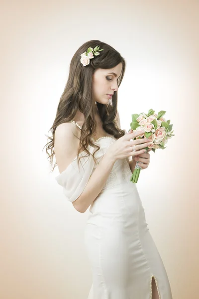 Bella sposa con bouquet da sposa — Foto Stock