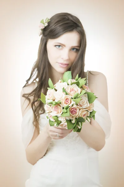 Hermosa novia con ramo de boda — Foto de Stock