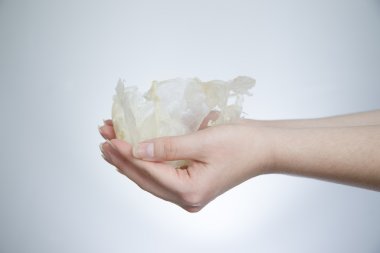 gri bir arka plan üzerinde eller