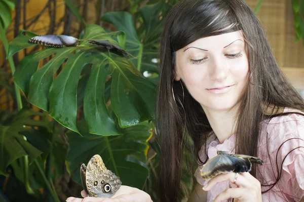 Porträt eines schönen Mädchens mit Schmetterling — Stockfoto