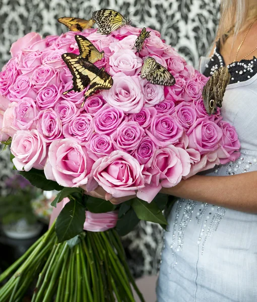 Bouquet of pink roses with live butterflies — Stock Photo, Image