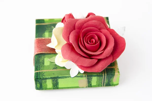 Coffret cadeau vert avec rose rouge — Photo