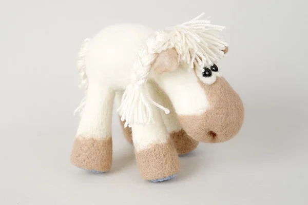 Cavalo de brinquedo em um presente — Fotografia de Stock