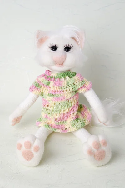 Brinquedo gato branco em um presente — Fotografia de Stock
