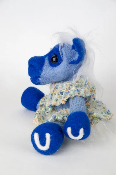 Brinquedo cavalo azul em um presente — Fotografia de Stock