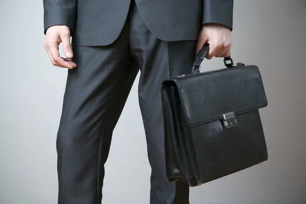 Empresario con maletín en la mano — Foto de Stock