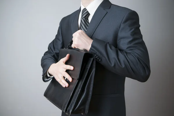 Uomo d'affari con valigetta in mano — Foto Stock