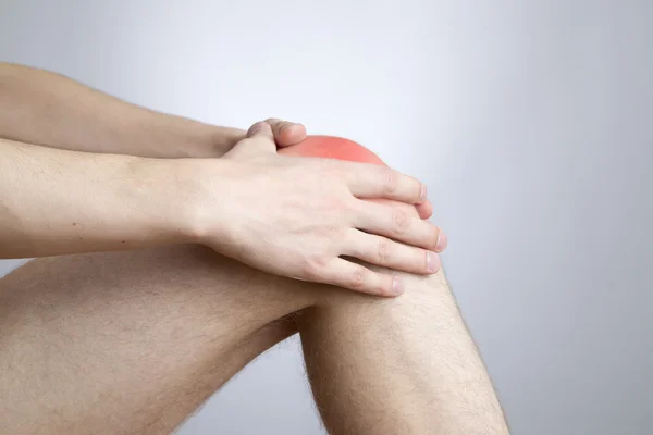 Боль в коленях у мужчин — стоковое фото