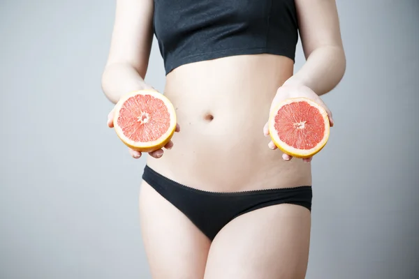 赤いグレープ フルーツと女性の身体 — ストック写真
