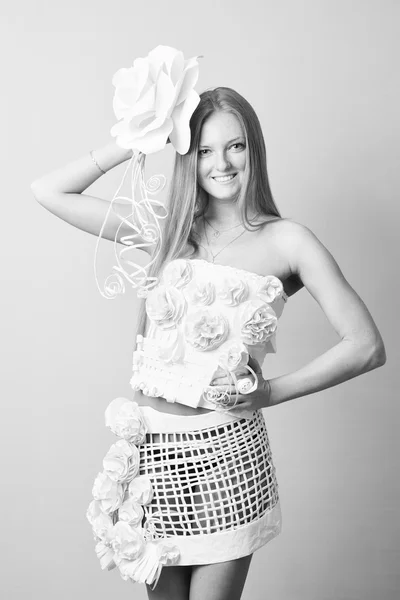 Portret van een vrouw in papieren jurk met bloem — Stockfoto