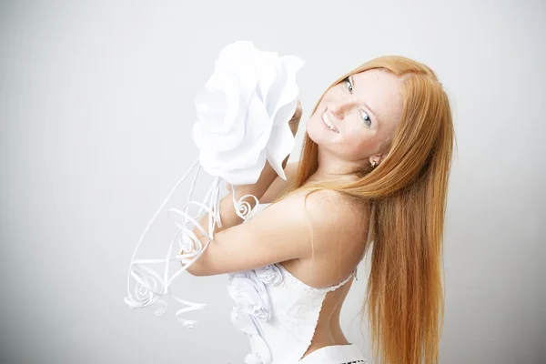 Ritratto di donna dai capelli rossi con fiore di carta — Foto Stock