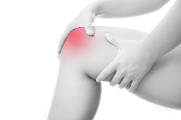 Боль на коленях женщины — стоковое фото